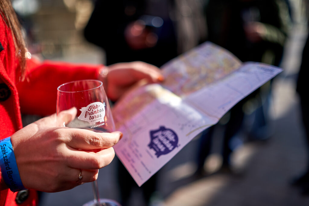 A gyalogtúrás kóstolók nagy népszerűségnek örvendenek a borvidéken. A 2022-es téli bortúrát a Bodri, a Takler és a Fritz Pincészet együttműködésével hívtuk életre.